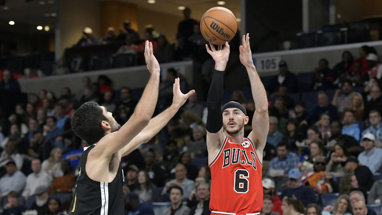 爱游戏娱乐-灰熊力克公牛，德罗赞高光表现