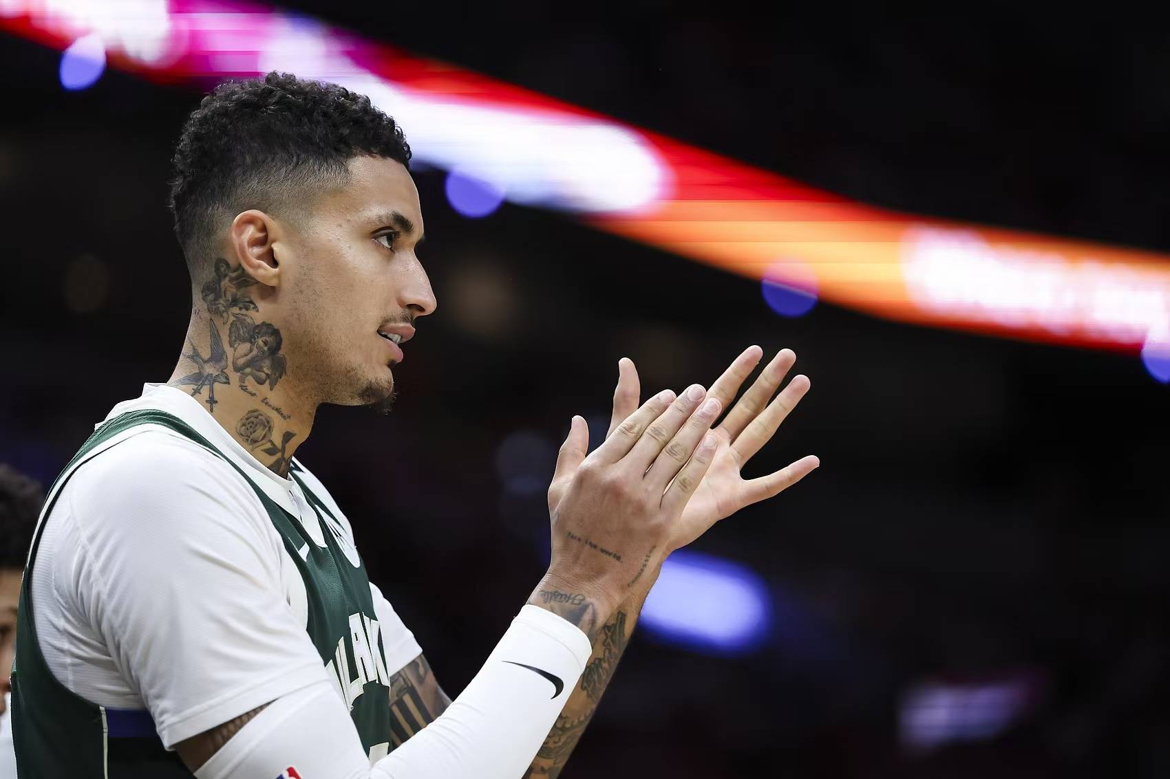 ayx世界杯2026-雄鹿险胜山西队，米切尔点燃赛场