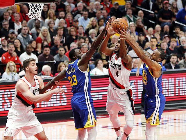 爱游戏在线-雄鹿鏖战山西队,西亚卡姆统治全场