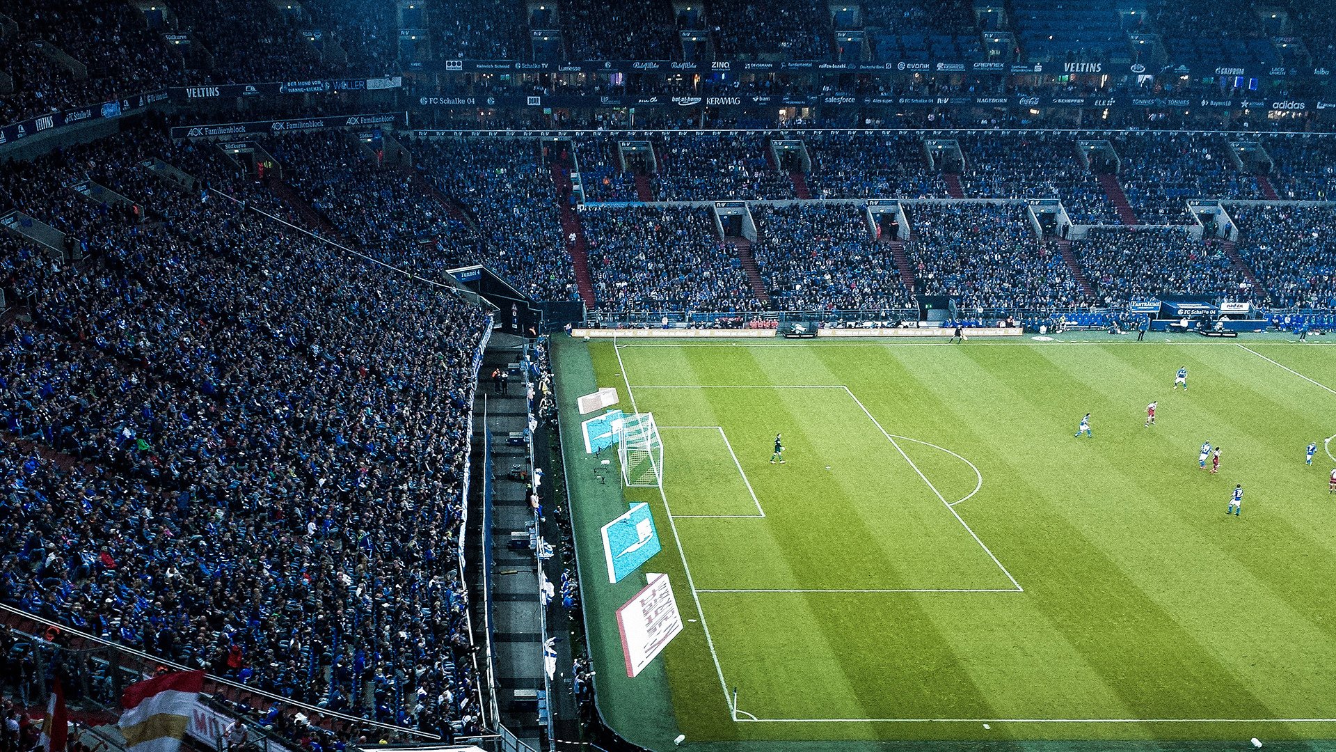 爱游戏体育-阿什拉夫换挡接管比赛，当足球巨星在F1赛道完成终极超车