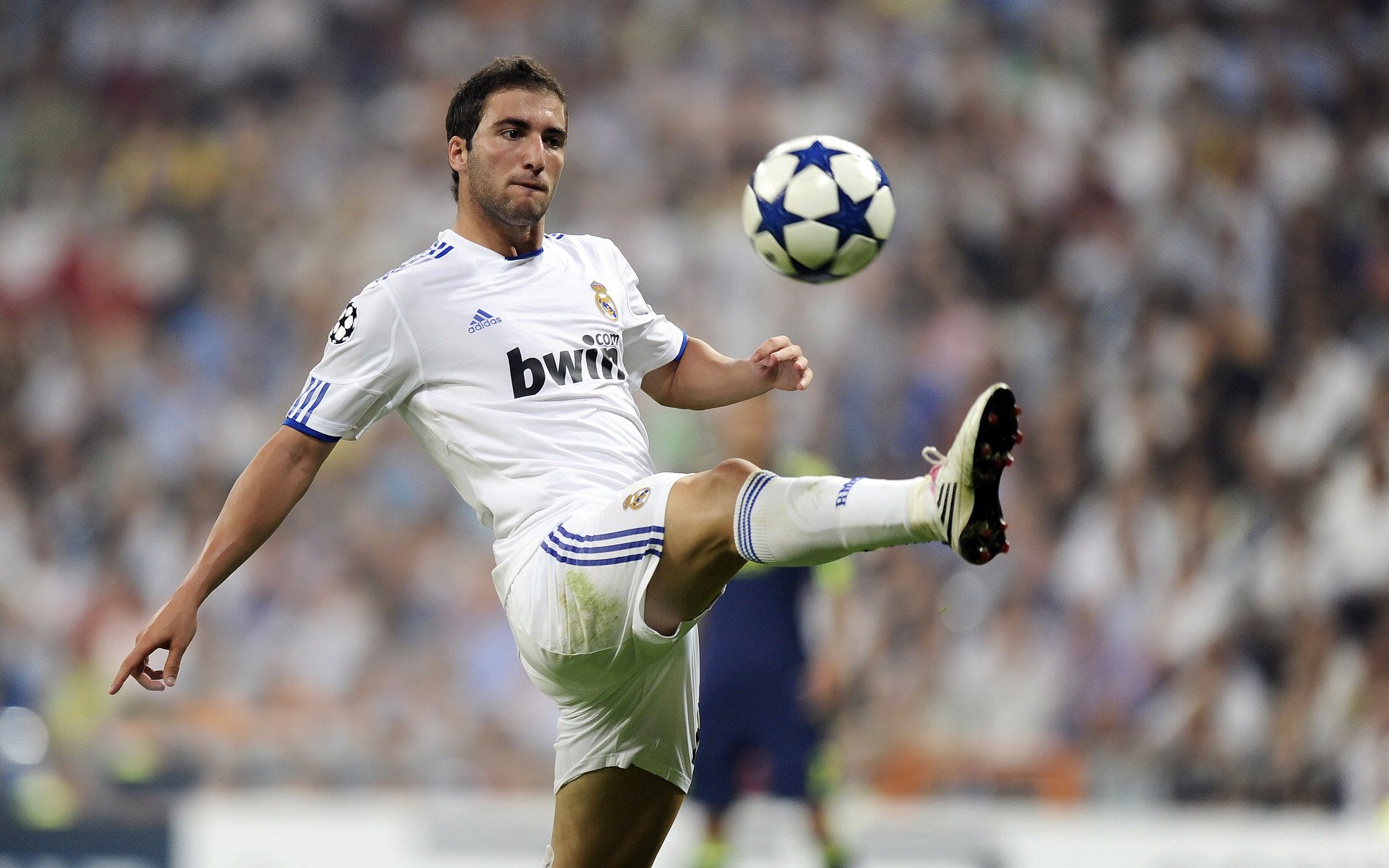 爱游戏2026-凯恩完美发挥掀翻那不勒斯，当个人英雄主义照亮集体战术的深渊